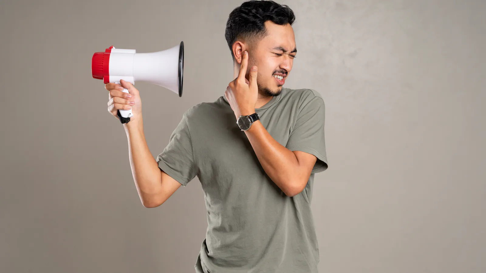 Een audicien voert een gehoortest uit om het type gehoorverlies vast te stellen